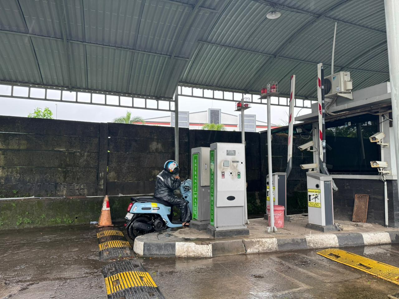 Mulai April Pengendara Roda 2 Bayar Parkir di Bandara Sultan Hasanuddin Pakai E-Money, Intip Tarif