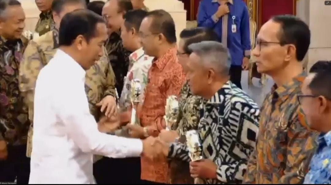 Pj-Bupati-Bone-Andi-Islamuddin-saat-menerima-penghargaan-TPID-terbaik-oleh-Presiden-RI.jpg