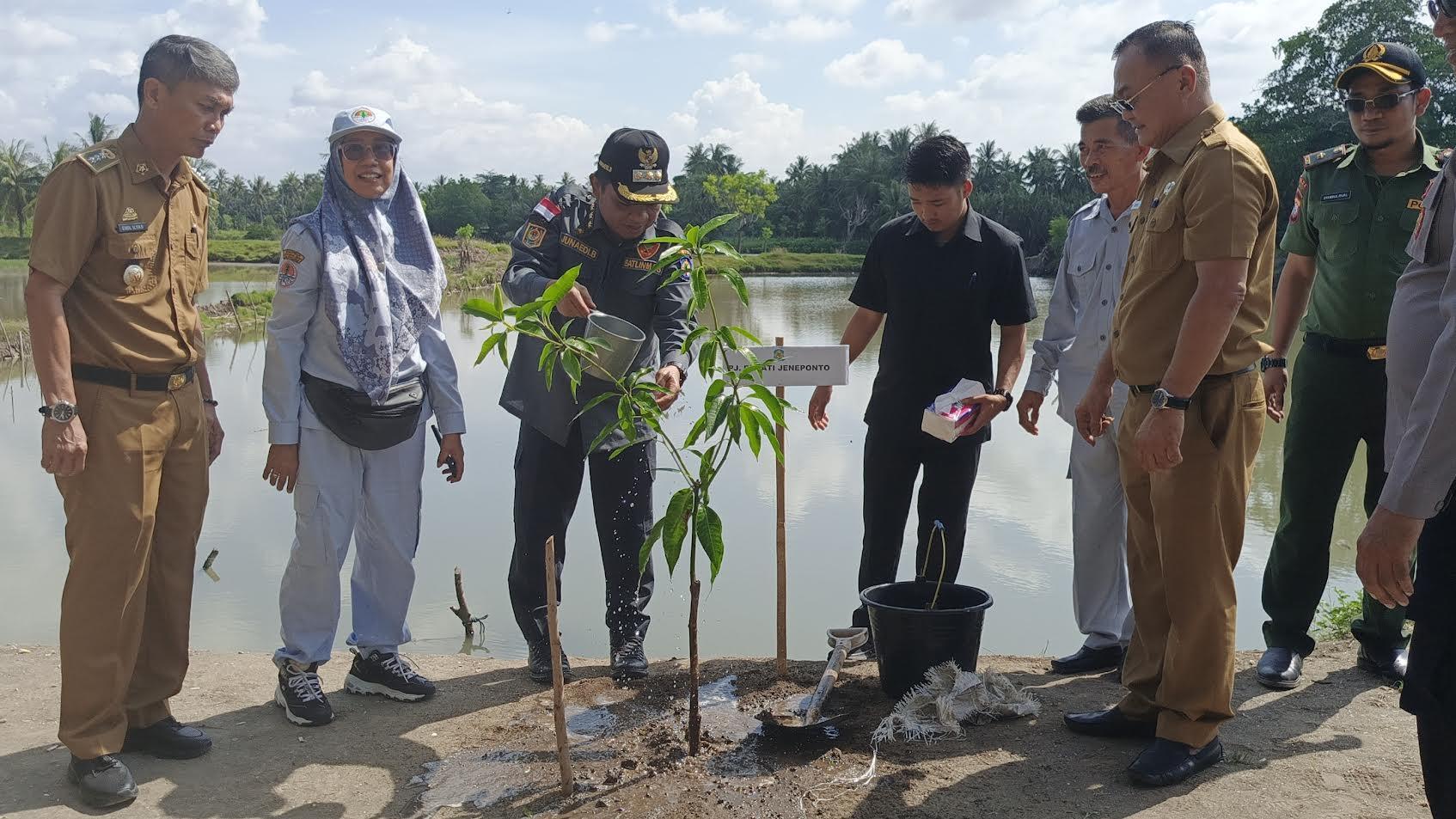 Pj-Bupati-Jeneponto-Junaedi-Bakri-tanam-pohon-di-Lingkungan-Tarrusang-Jeneponto.jpg