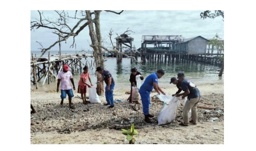 Polairud-Polda-Maluku-bersama-masyarakat-Dusun-Marbali-Aru-bersih-bersih-pantai.jpg