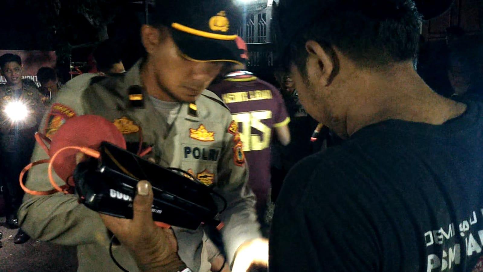 Polisi-menggeledah-suporter-sebelum-masuk-ke-Stadion-Gelora-BJ-Habibie.jpg