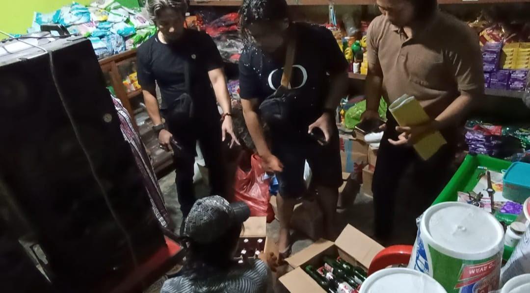 Polisi-saat-amankan-barang-bukti-berupa-Miras-di-toko-campuran.jpg