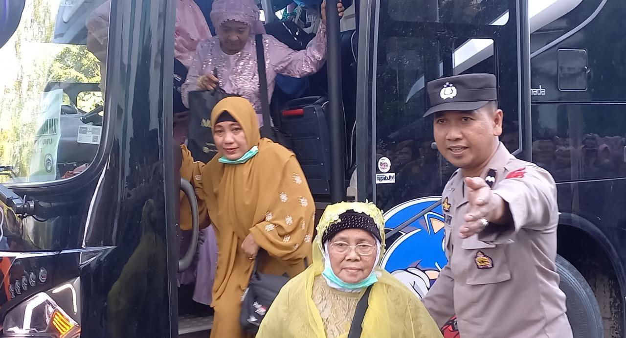 Potret-jemaah-haji-asal-Kabupaten-Luwu-Sulawesi-Selatan-saat-tiba-di-Rujab-Bupati-Luwu0.jpg
