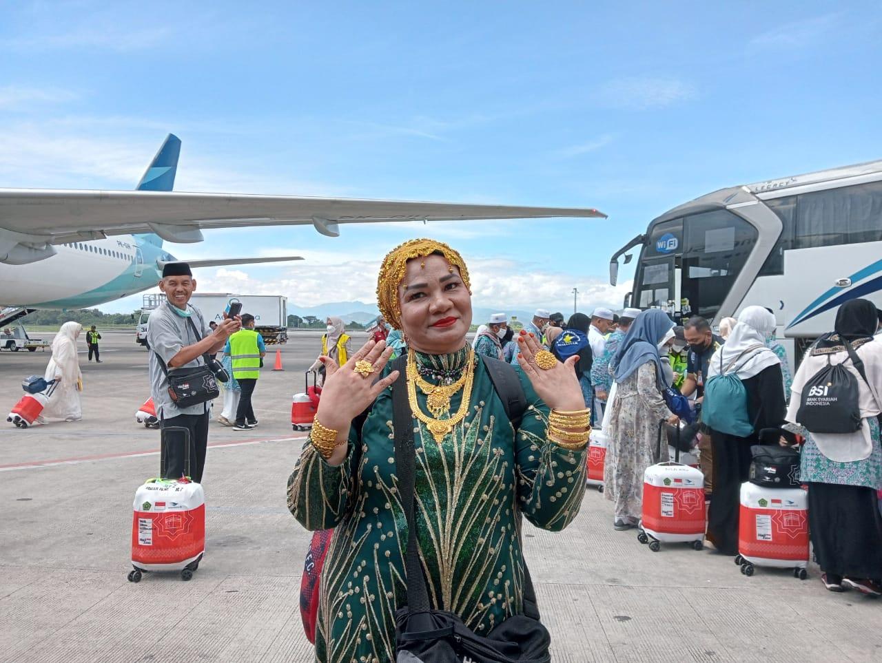 Potret-jemaah-haji-asal-Makassar-Suarnati-Dg-Kanang-Jemaah-haji-tampil-nyentrik-berbalur-emas-0.jpg
