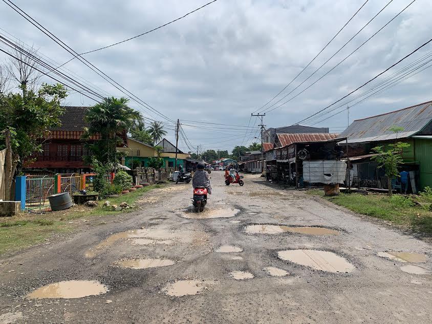 Potret-kondisi-jalan-menuju-pasar-Panyula-bone.jpg