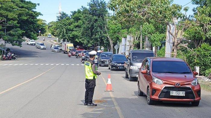 Potret-lalu-lintas-arus-balik-di-Jl-Pelita-Kecamatan-Binamu-Kabupaten-Jeneponto00000.jpg