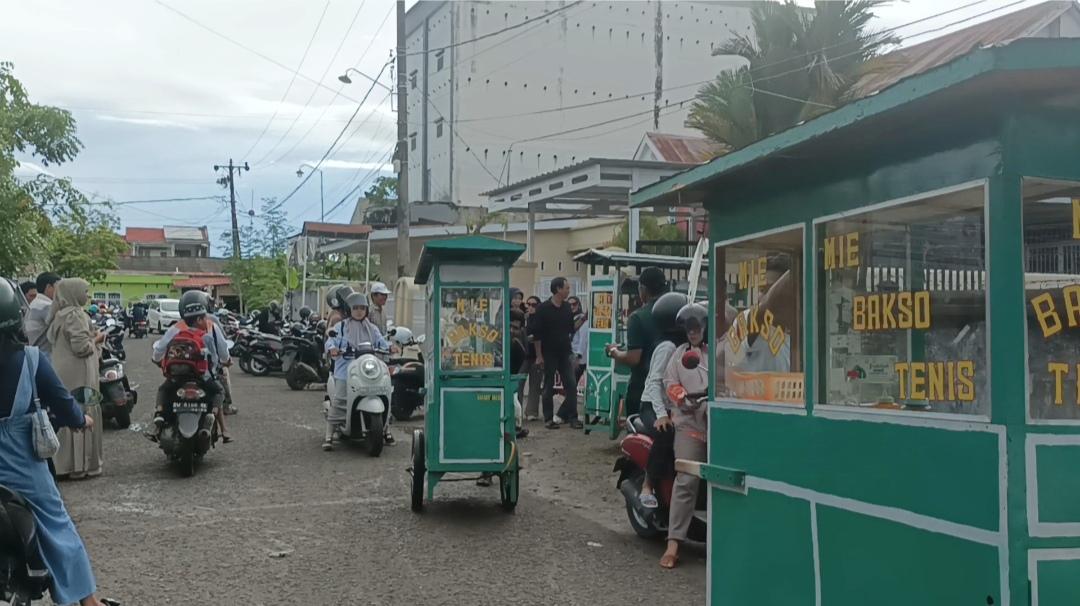 Rayakan Kemenangan, Bupati Bone Terpilih Andi Asman Borong Dagangan Penjual Bakso Keliling