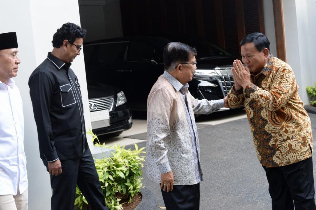 Prabowo-Subianto-72-memberi-penghormatan-kepada-Wakil-Presiden-ke-10-dan-ke-12-Jusuf-Kalla.jpg