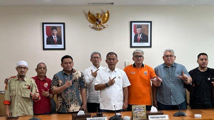 Prasetyo-Edi-Marsudi-dan-pengurus-The-Jakmania-berpose-usai-melakukan-audiensi.jpg