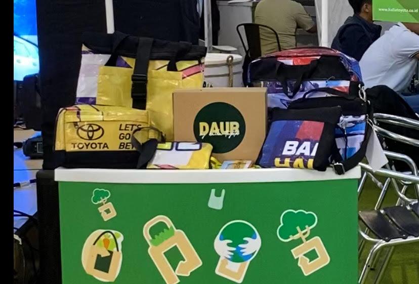 Kalla Toyota Sulap Sampah Baliho Jadi Totebag, Tas Laptop, Gantungan Id Card