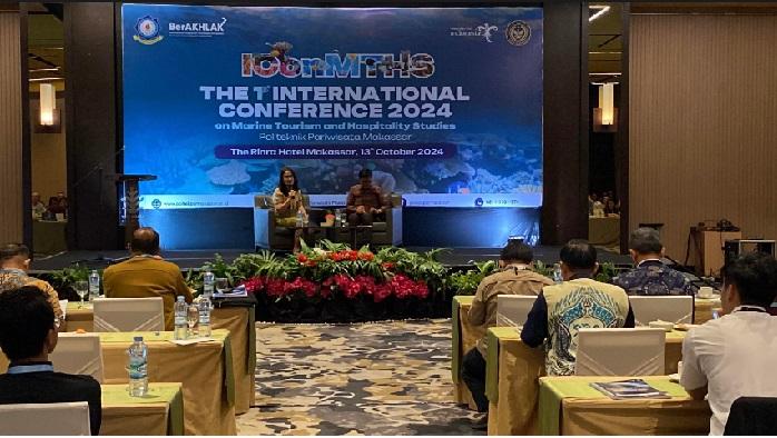Prof-Diena-Mutiara-Lemy-kiri-membawakan-materi-dalam-konferensi-internasional-Poltekpar.jpg