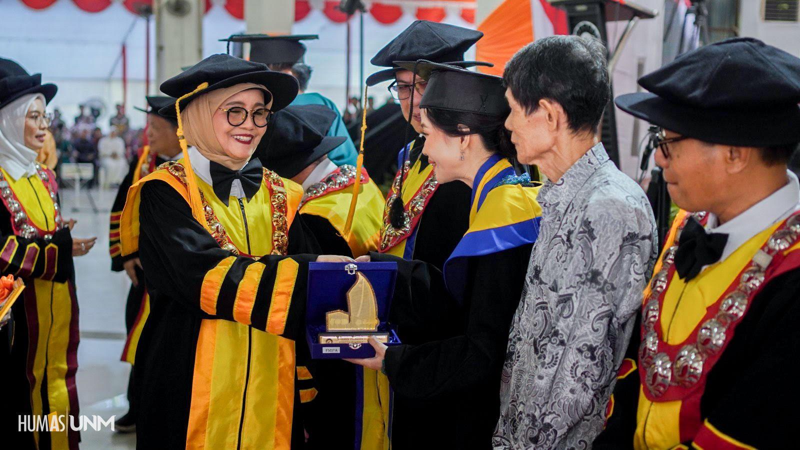 Hanya era Rektor Prof Farida Patittingi Mahasiswa Berprestasi UNM Dapat Taplus Rp2 Juta