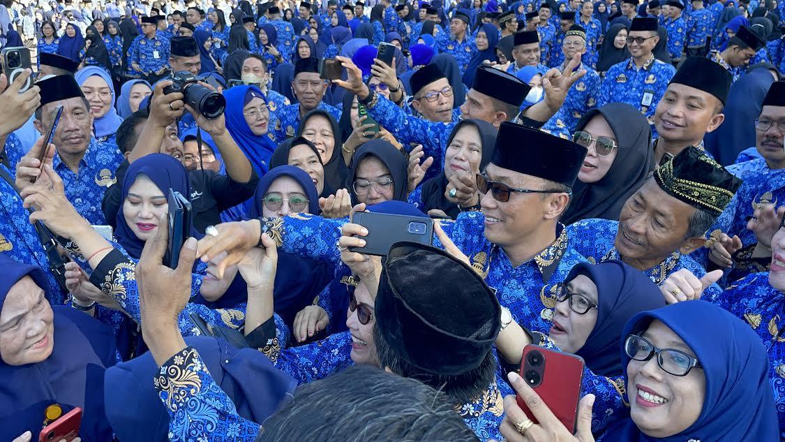 Prof-Zudan-Arif-Fakrulloh-kacamata-hitam-melayani-foto-bersama-asn.jpg