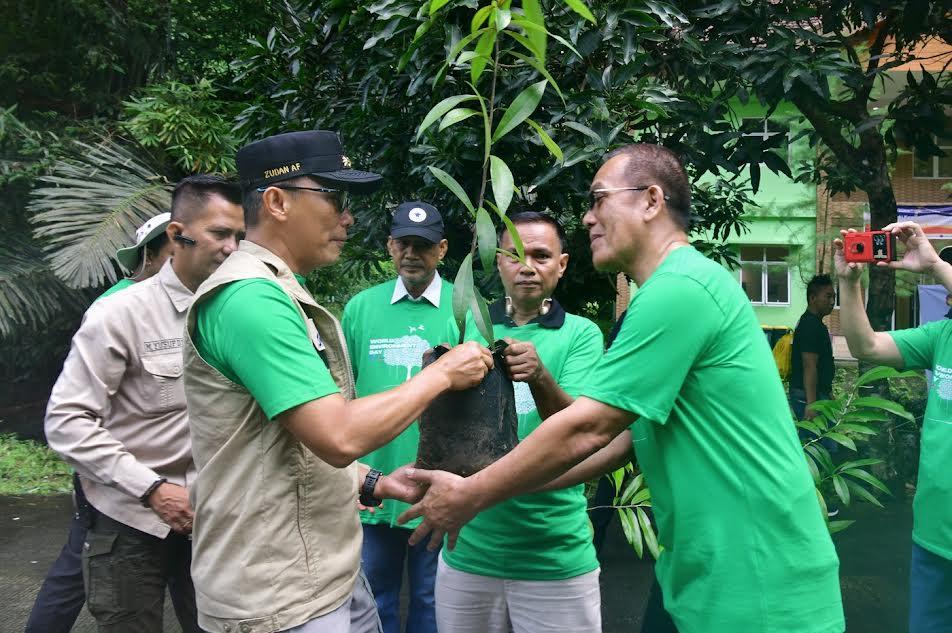 Prof-Zudan-Arif-Fakrulloh-menyalurkan-bantuan-pohon-jenis-eboni-di-Bantimurung.jpg