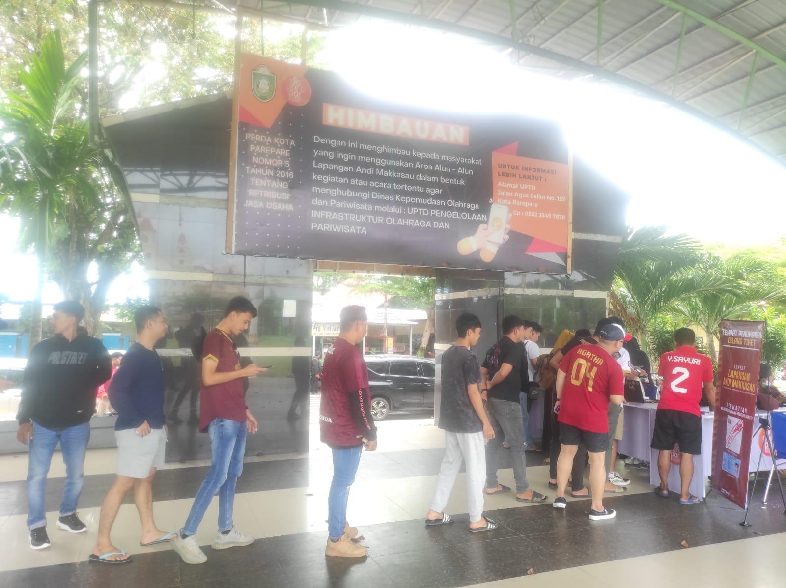 Jelang PSM Makassar vs Rans Nusantara, Suporter Mulai Padati Tempat Penukaran Tiket