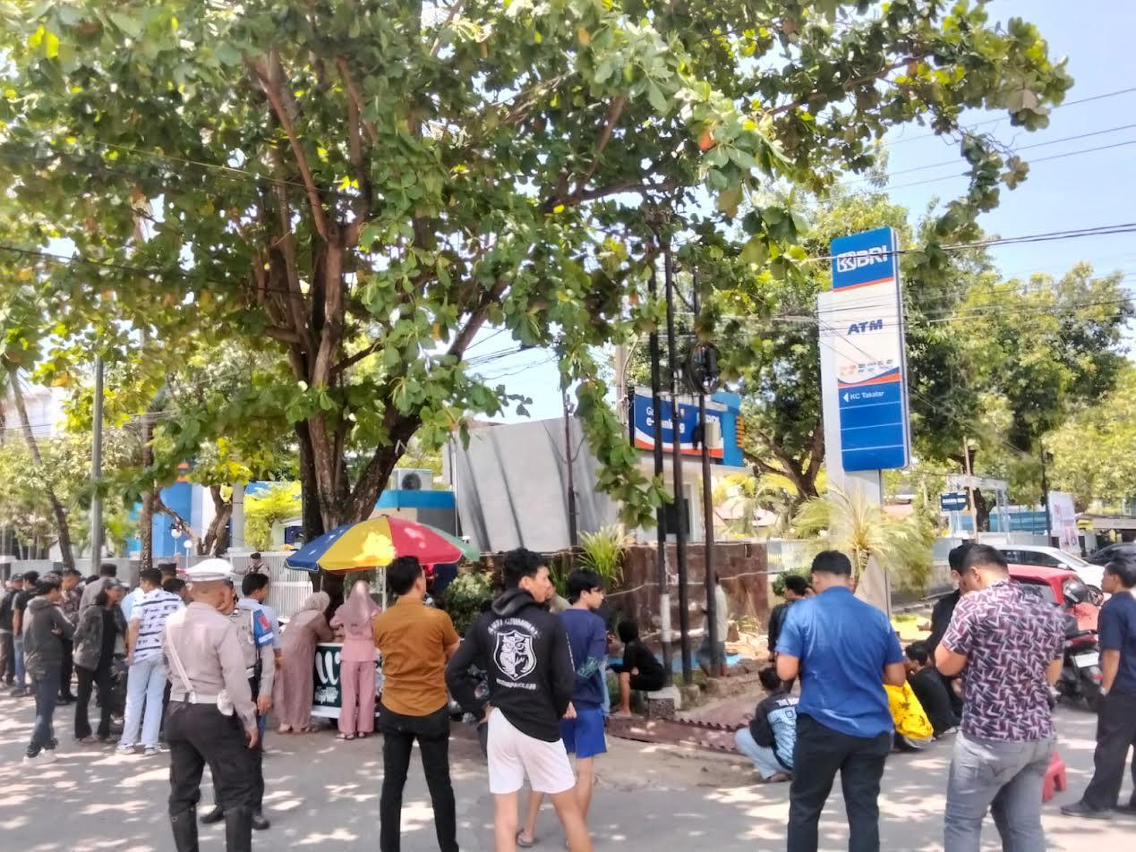 Puluhan-Pemuda-dan-Mahasiswa-Unjuk-Rasa-di-Depan-Kantor-Cabang-BRI-Takalar.jpg