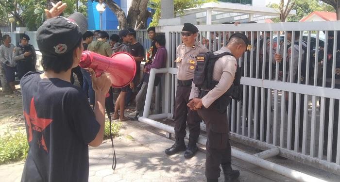 Puluhan-pemuda-dan-mahasiswa-demo-di-depan-Kantor-Cabang-BRI-Takalar-kio.jpg