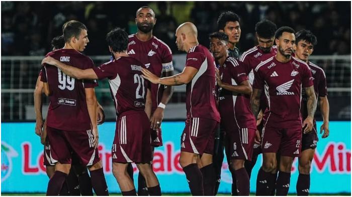 ROMBAK-SKUAD-Skuad-PSM-Makassar-saat-merayakan-gol-melawan.jpg