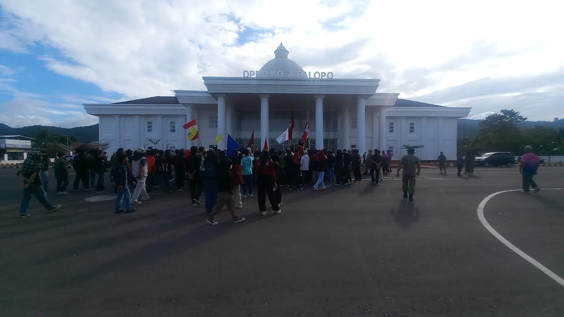 Ratusan-demonstran-berkumpul-di-depan-Kantor-DPRD-Kota-Palopo-h.jpg