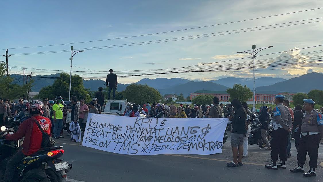 Ratusan-masyarakat-unjuk-rasa-depan-Masjid-Islamic-Center-Palopo.jpg