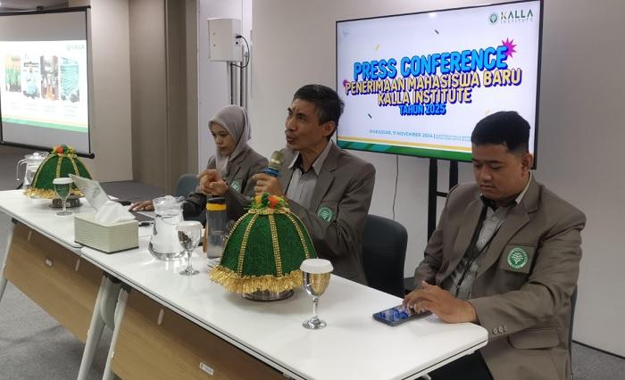 Rektor-Kalla-Institute-Syamril-tengah-saat-konferensi-pers-2.jpg