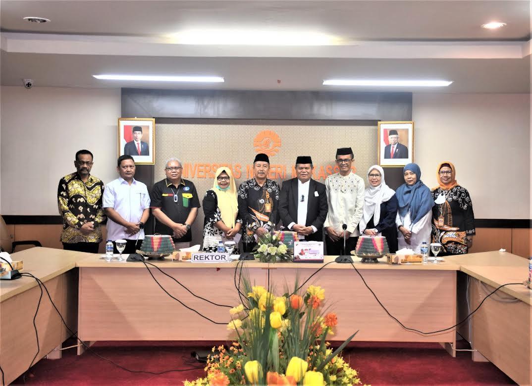 Rektor-UNM-Prof-Dr-Ir-Husain-Syam-melepas-lima-jamaah-calon-haji-UNM.jpg