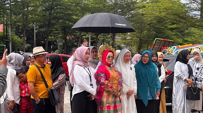 Tari Pasambahan Sambut Melinda Aksa di Grand Opening Surya Manik Premium