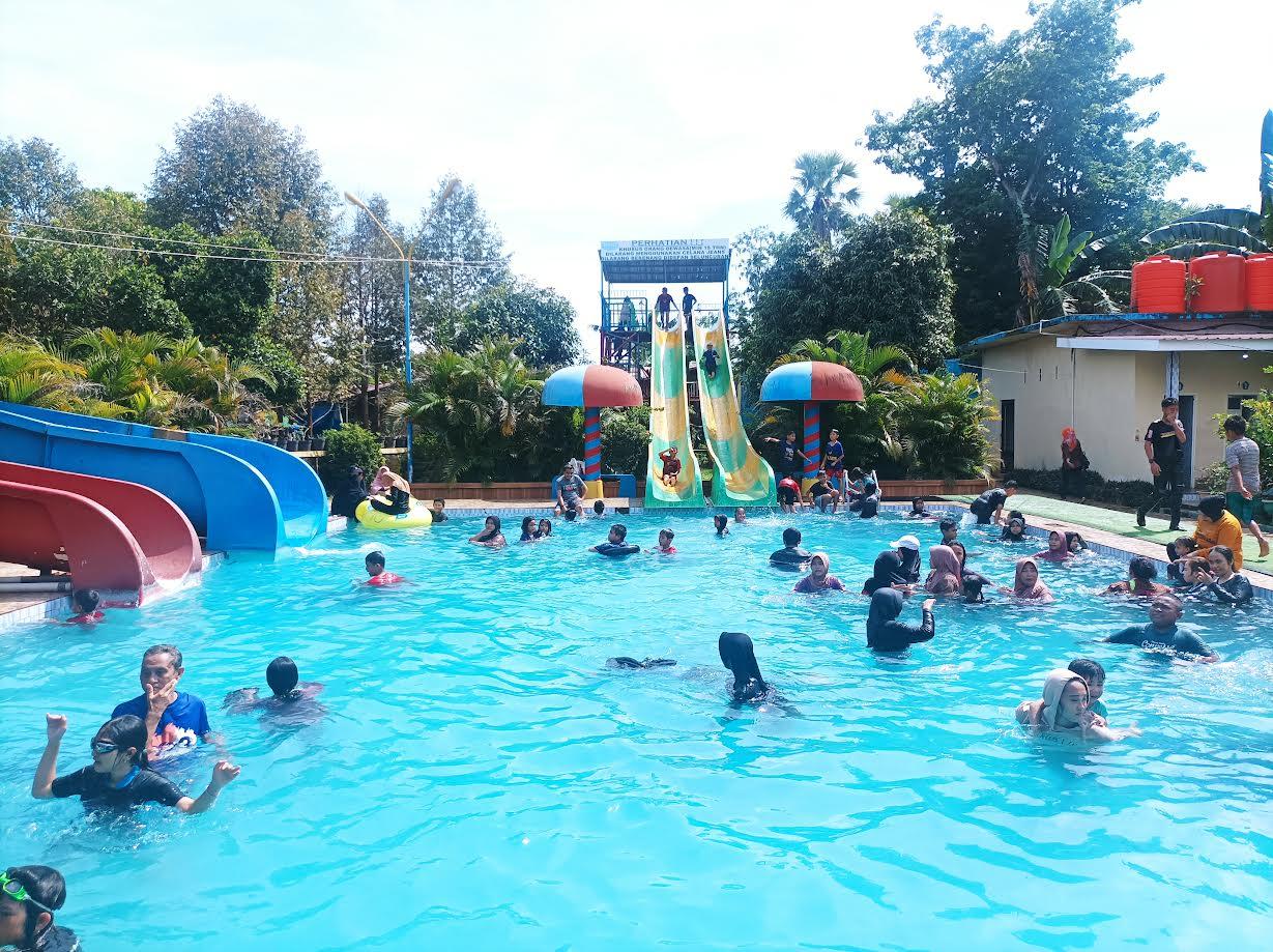 Ribuan-pengunjung-memadati-Wisata-Kebun-di-Jl-Poros-Malino.jpg