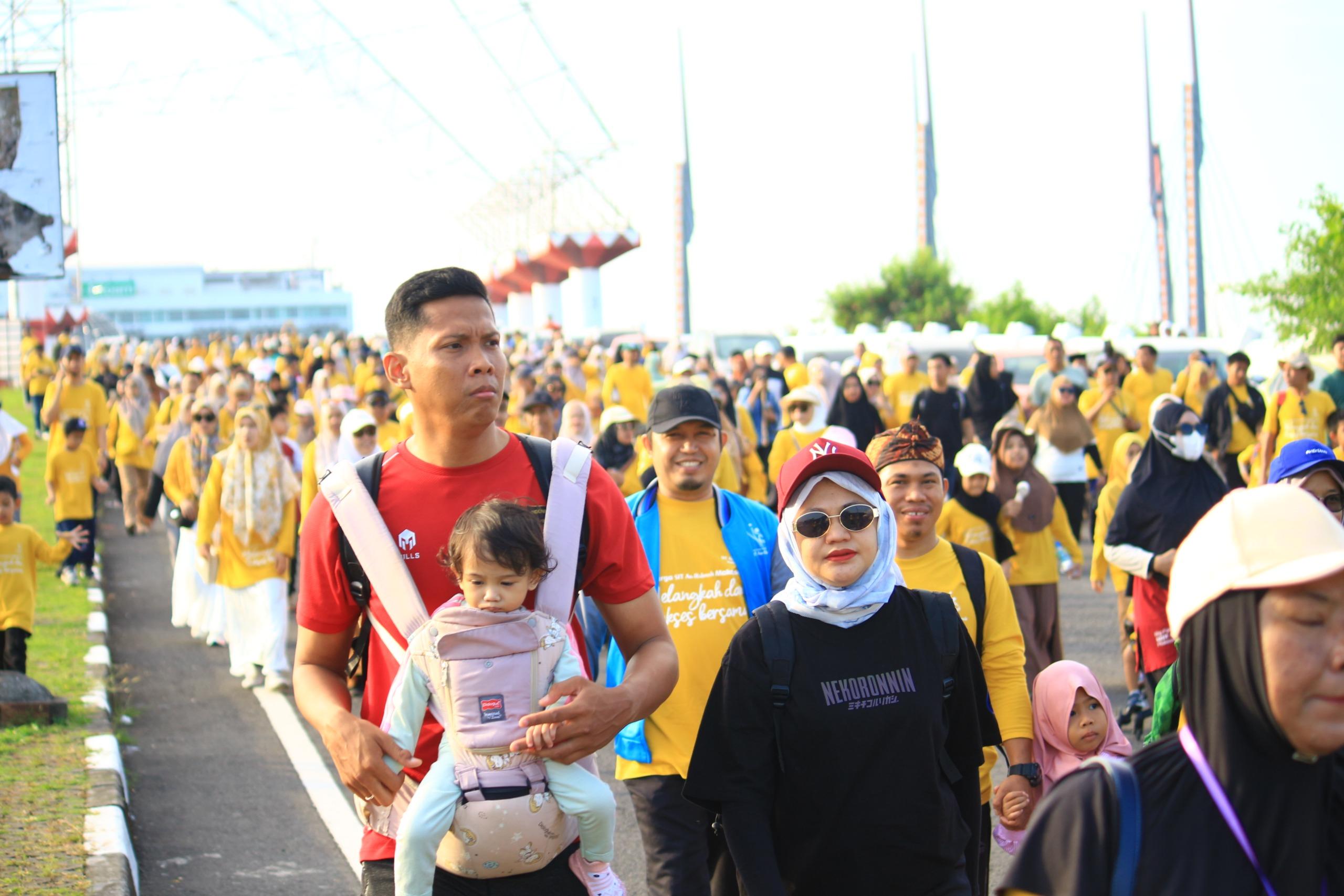 Ribuan-peserta-meriahkan-Fun-Walk-keluarga-besar-SIT-Ar-Rahmah.jpg