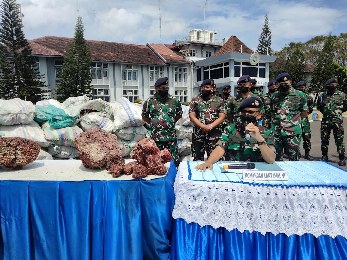 Rilis-Lantamal-VI-Makassar-terkait-temuan-ratusan-karung-barang.jpg