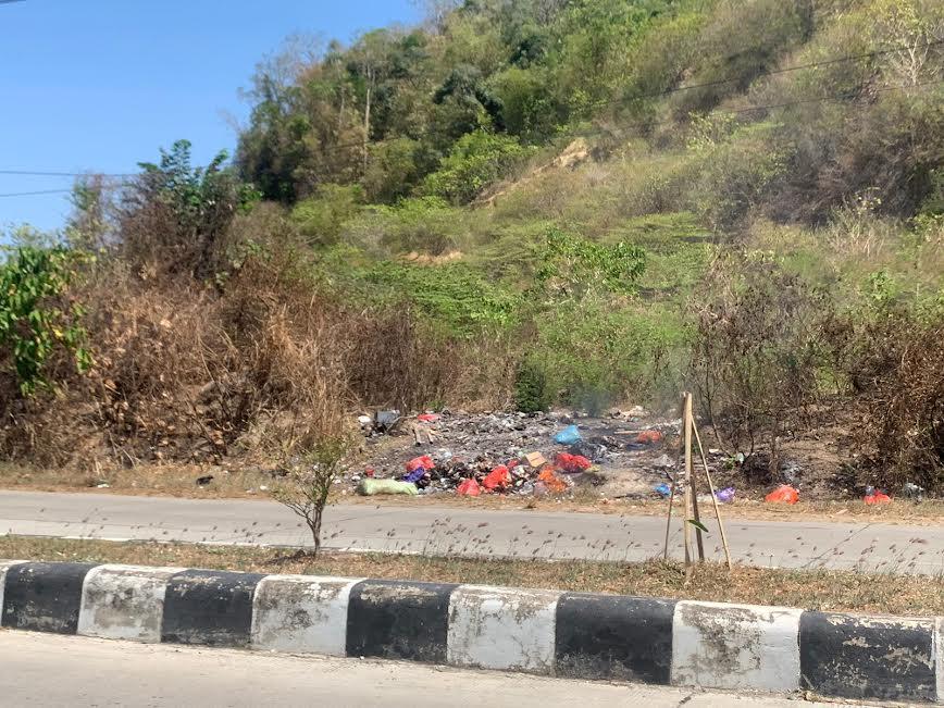 Ruas-Jalan-Menuju-Kantor-Bupati-Wajo-Penuh-Sampah-Warga-Sebut-Bakal-Jadi-Neraka-Sampah.jpg