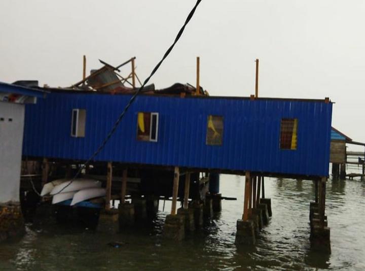 Rumah-rusak-parah-akibat-dihantam-angin-puting-beliung-di-Kelurahan-Lonrae.jpg