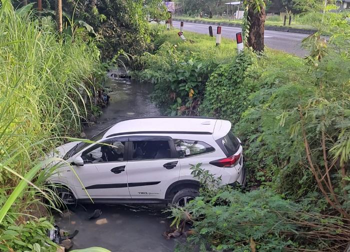 Rush-putih-terjun-ke-sungai-di-jalan-poros-Kabupaten-Barru-tepatnya-alami-kecelakaan-lalu-lintas.jpg