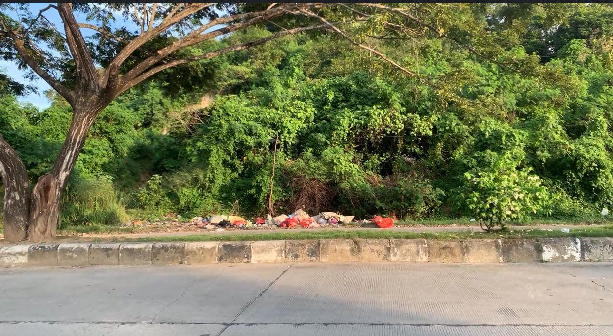 SAMPAH-JALAN-Potret-tumpukan-sampah-di-Jalur-Dua-Sengkang.jpg
