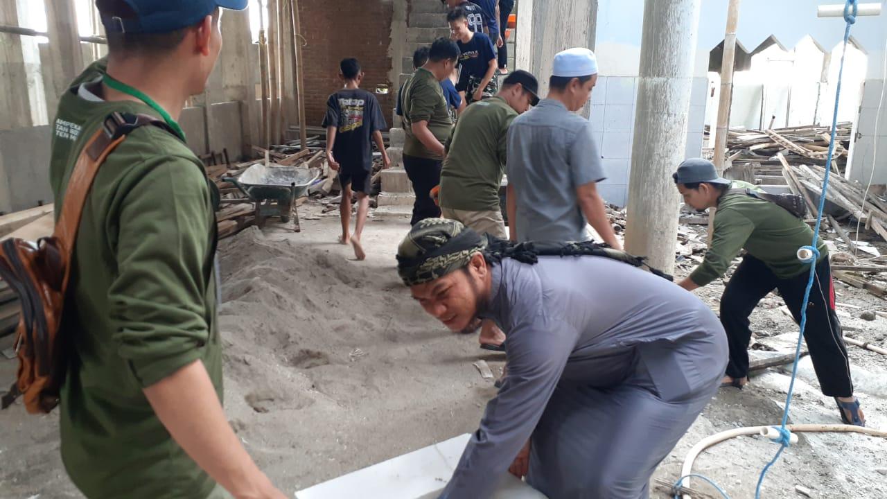 Siswa SMA Athirah Diajak Turun Langsung Bangun Masjid, Bajak Sawah, hingga Cari Ikan