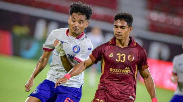 Saddil-Ramdani-berduel-dengan-pemain-PSM-Makassar-Joao-Pedro-Piala-AFC-20232024.jpg