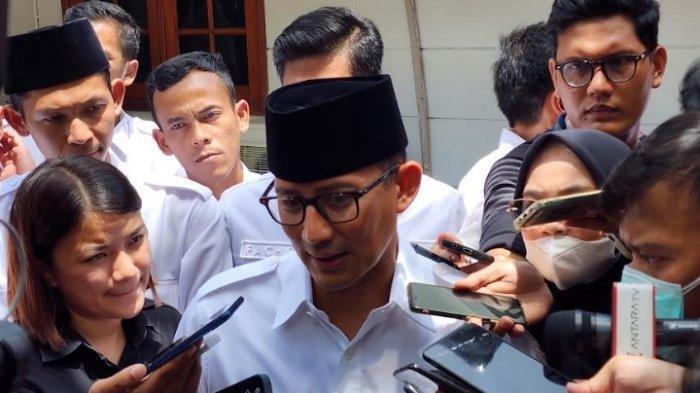 Sandiaga-Uno-kopiah-hitam-jumpa-pers.jpg