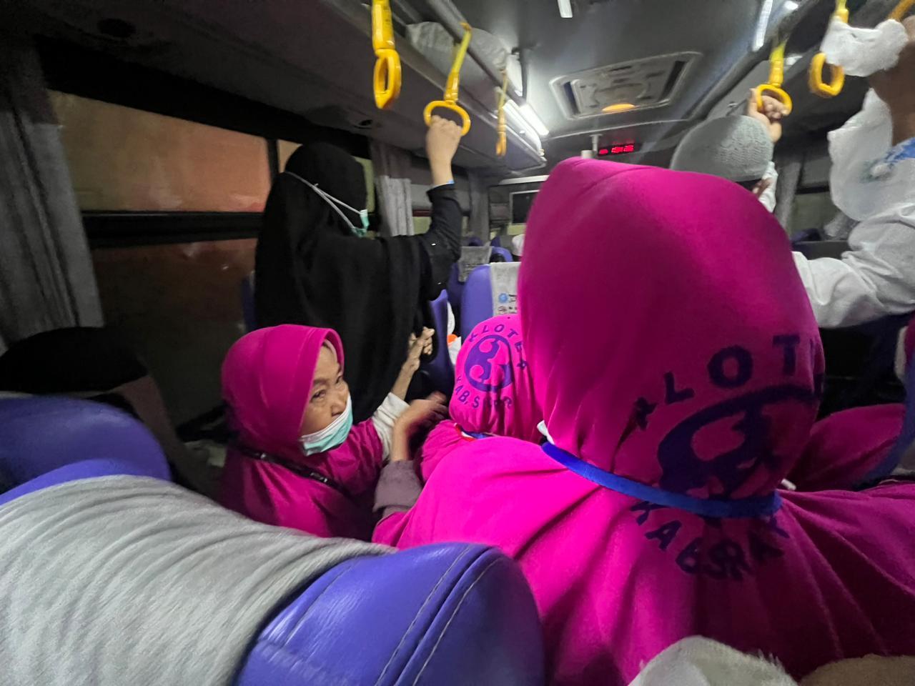 Sarbiah-67-jamaah-Kloter-03-UPG-debarkasi-Ujungpandang-di-kabin-bus.jpg