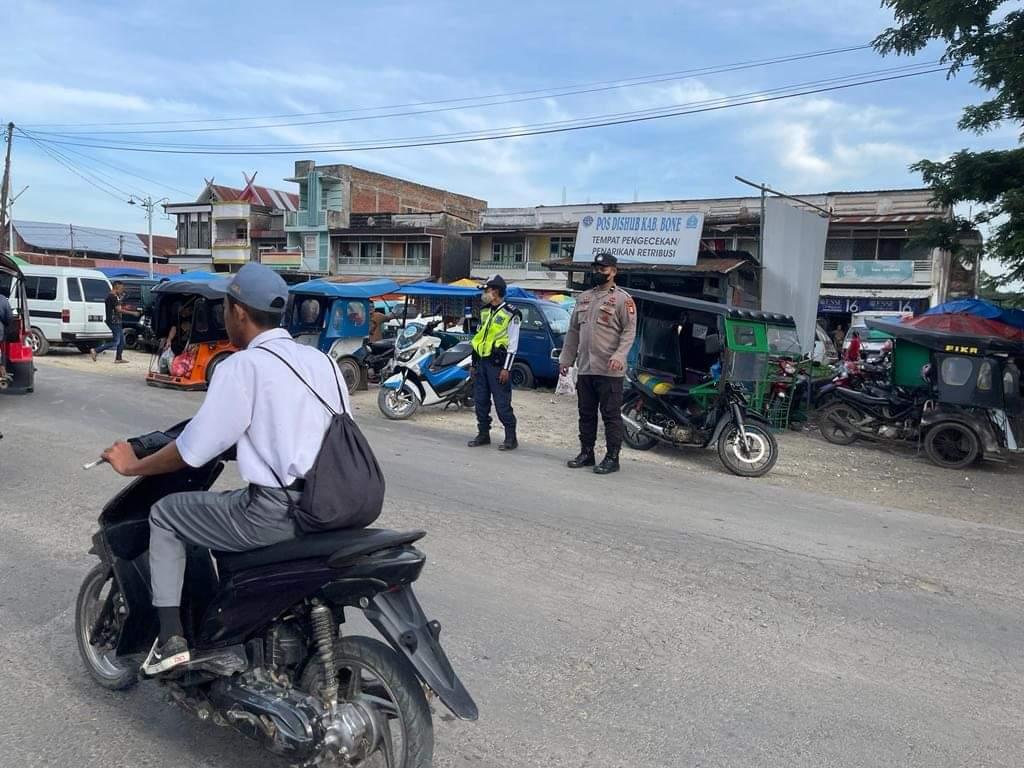Sat-Lantas-Polres-Bone-saat-mengatur-arus-lalu-lintas.jpg
