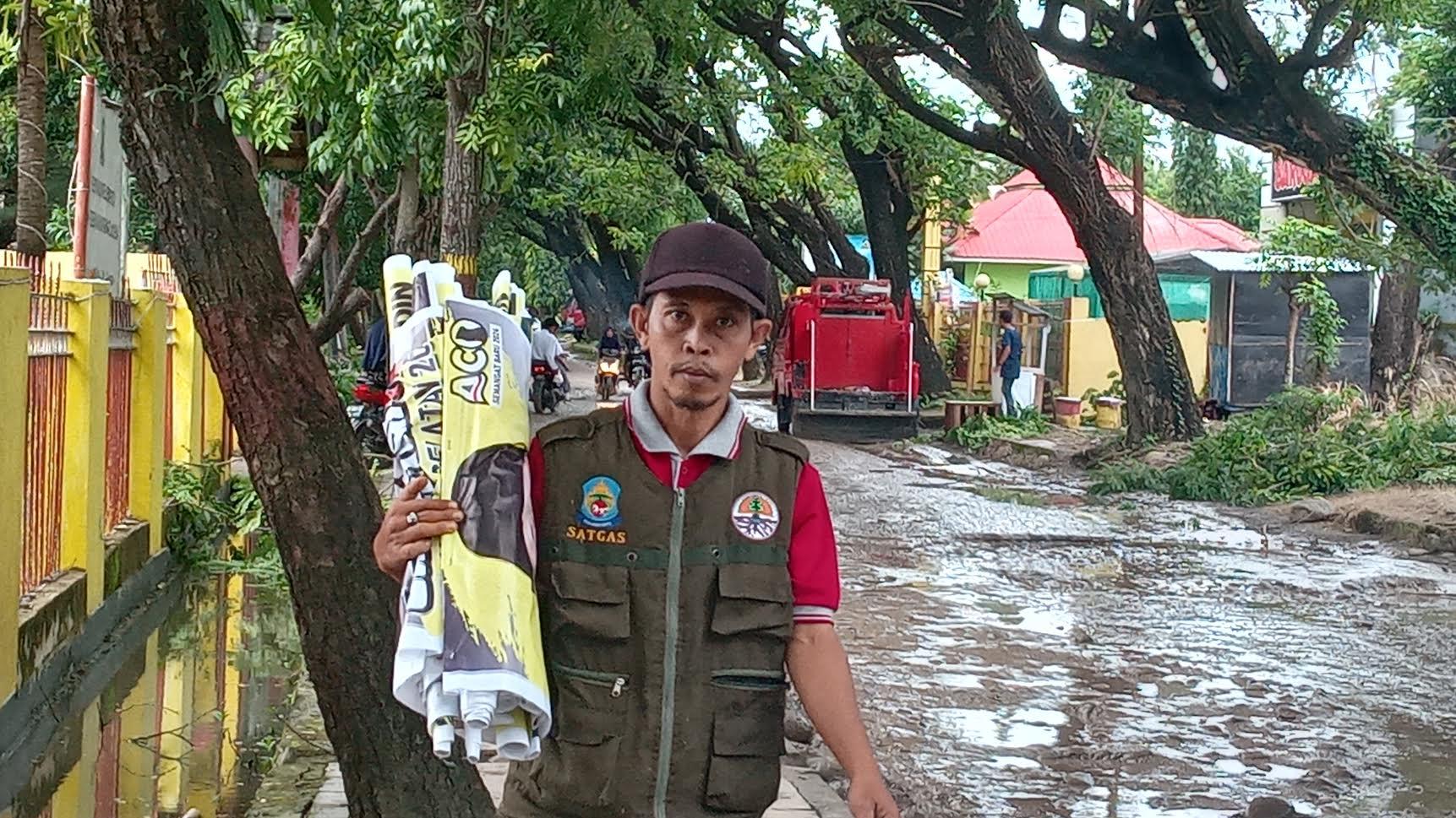 Tak Hanya Baliho Caleg, DLH Jeneponto Juga Tertibkan Baliho Ilham Arief Sirajuddin Terpaku di Pohon