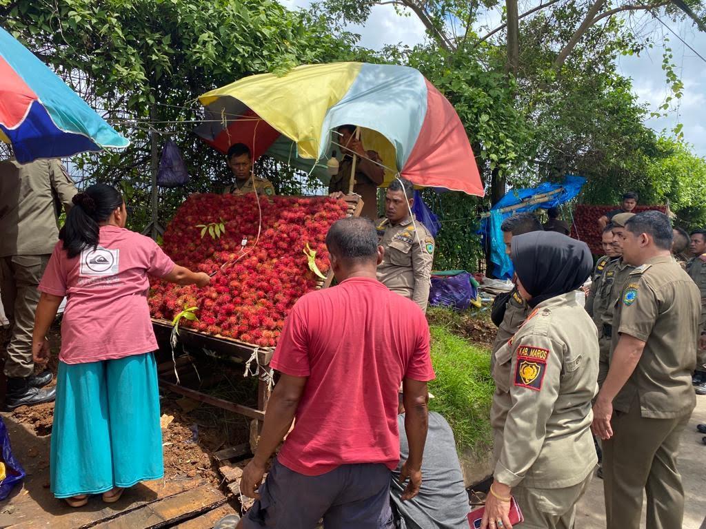 Satpol-PP-penertiban-sejumlah-pedagang-rambutan-di-bahu-jalan-poros-Maros-Makassar.jpg