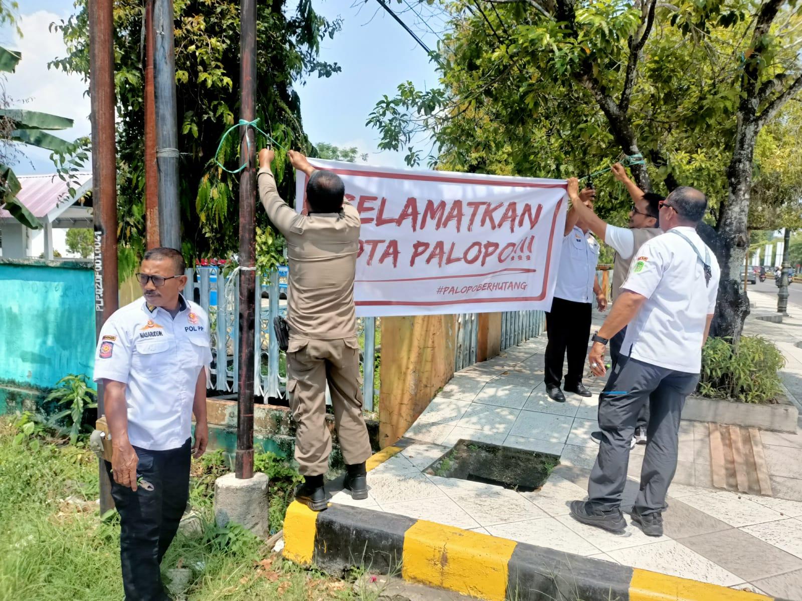 Satpol-PP-turunkan-spanduk-bertuliskan-Selamatkan-Kota-Palopo.jpg