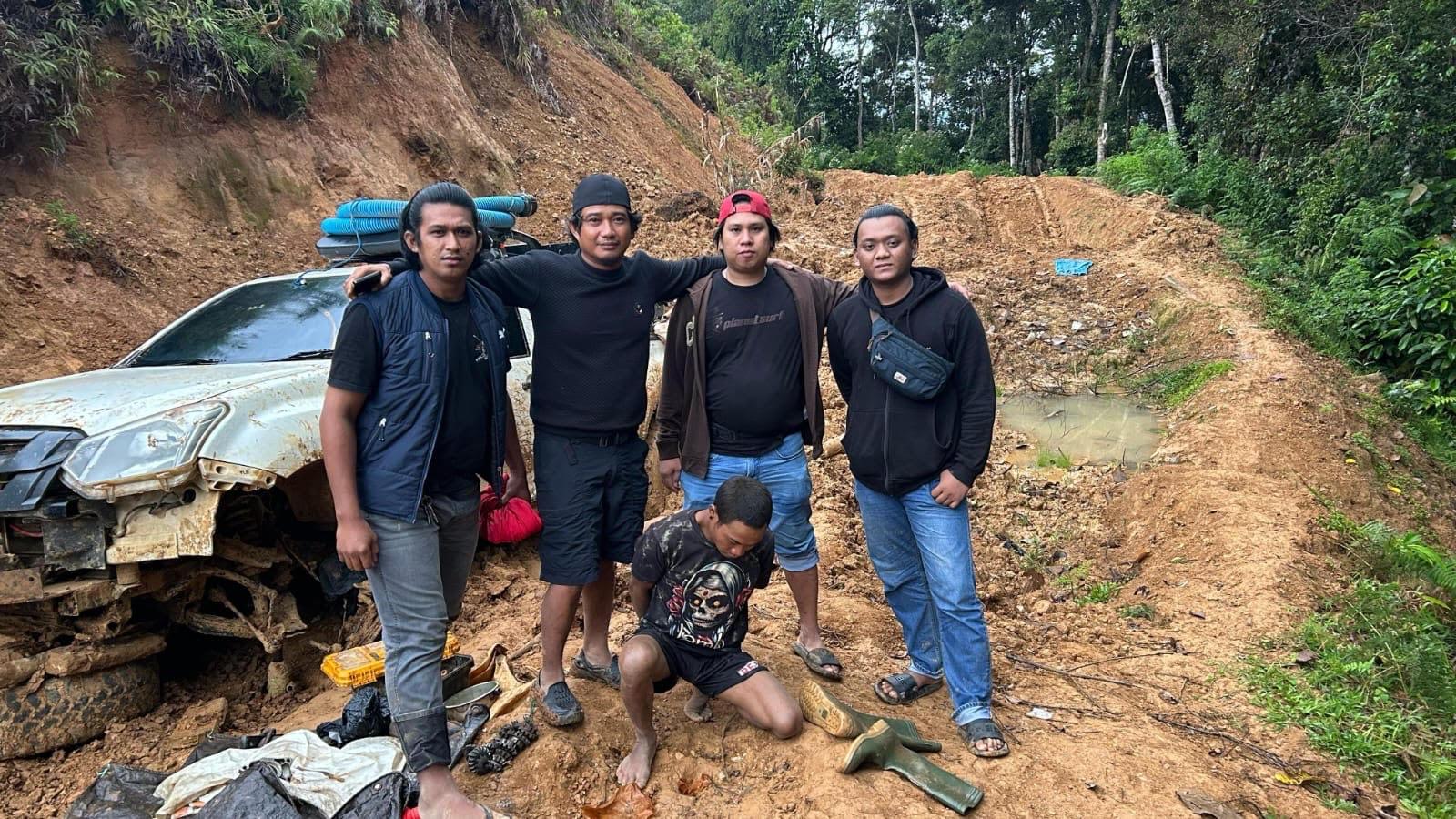 Satreskrim-Polres-Luwu-Utara-saat-mengamankan-terduga-pelaku-pemerkosaan-di-Dusun-Palandoan.jpg