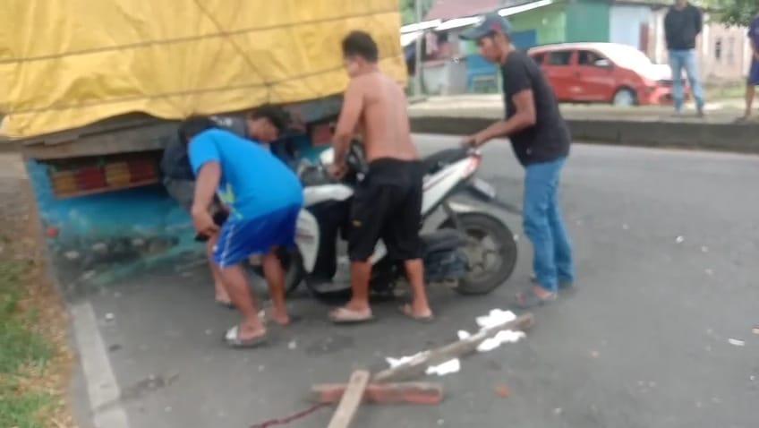 Kronologi Pengendara Motor Matic Tabrak Truk Parkir di Siddo Barru