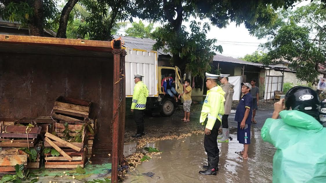 Sebuah-truk-memuat-buah-lansat-terbalik-di-Jl-Poros-Takalar-Jeneponto.jpg