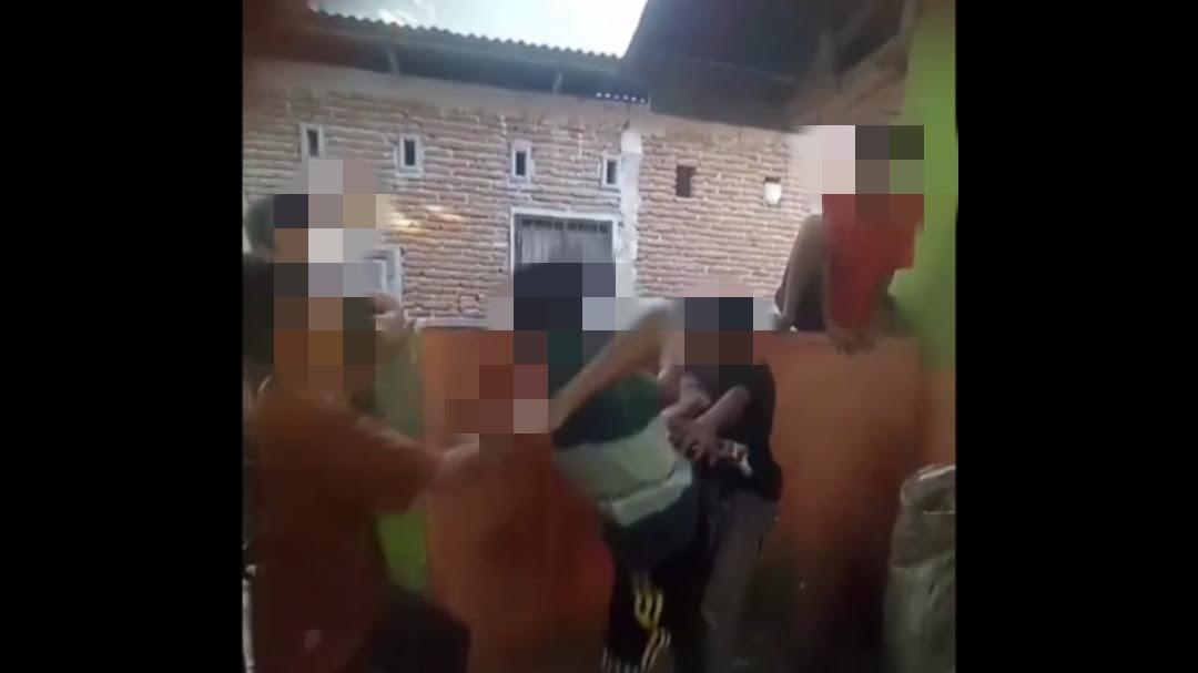 Sebuah-video-menampakkan-aksi-perundungan-terhadap-bocah-di-Kabupaten-Gowa.jpg