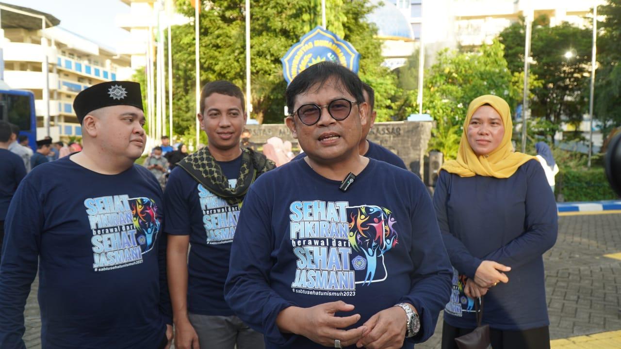 Komunitas Senam Sehat Unismuh Bagikan Ribuan Takjil kepada Masyarakat