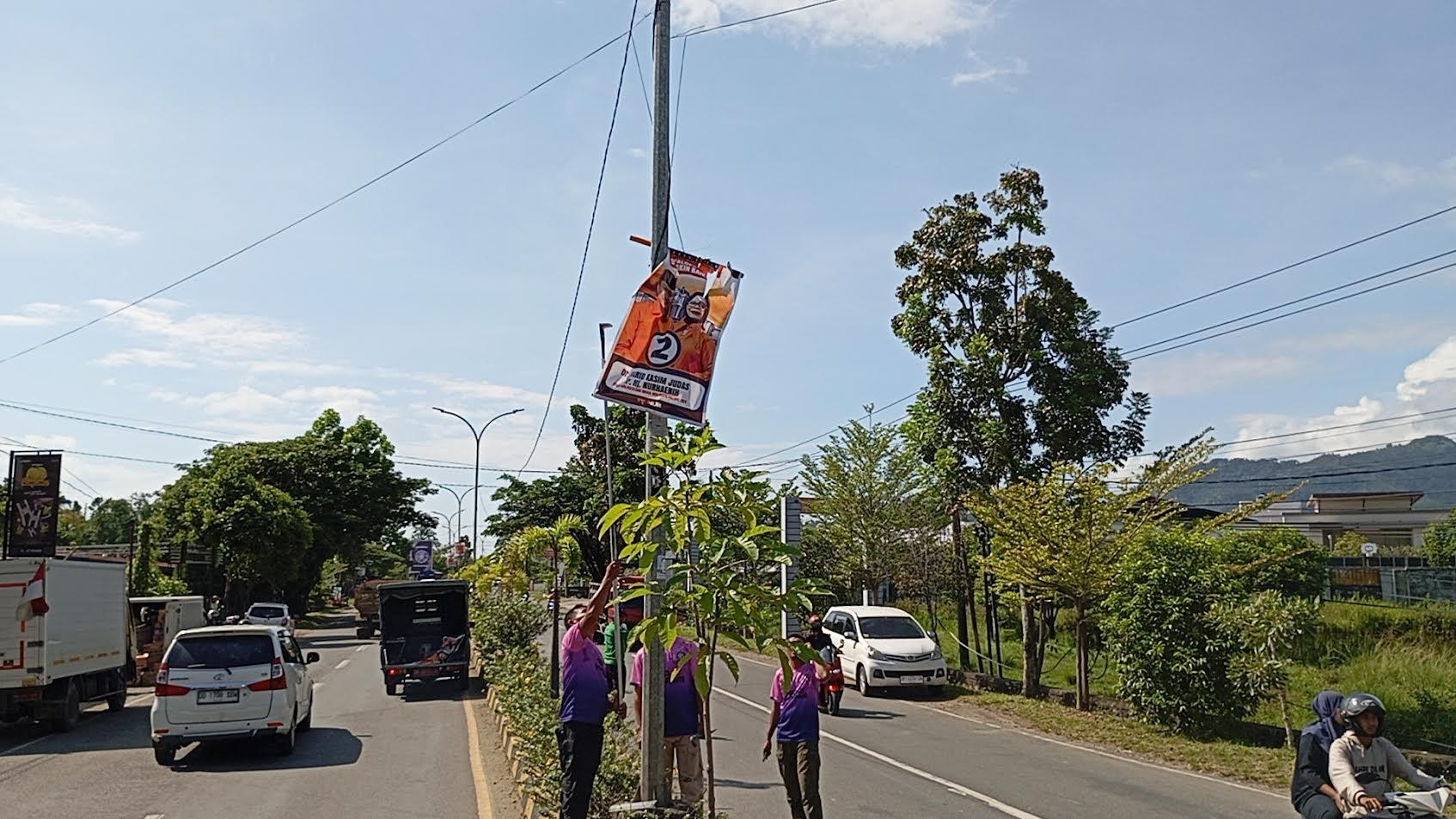 Sejumlah-alat-peraga-kampanye-Paslon-wali-Kota-Palopo-ditertibkan-Satpol-PP.jpg