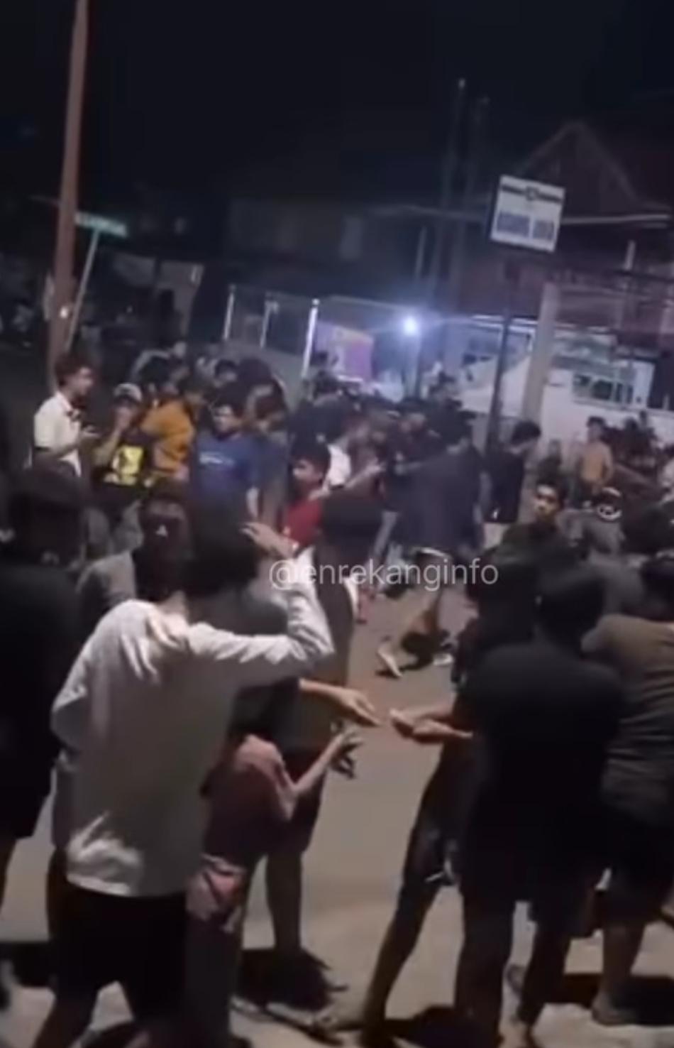 Sejumlah-pemuda-Enrekang-saat-menggelar-balap-lari-di-malam-Ramadan.jpg