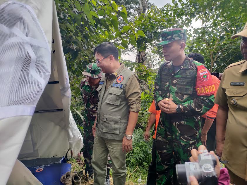 Sekretaris-Utama-BNPB-Rustian-saat-meninjau-lokasi-longsor-di-Dusun-Palangka.jpg